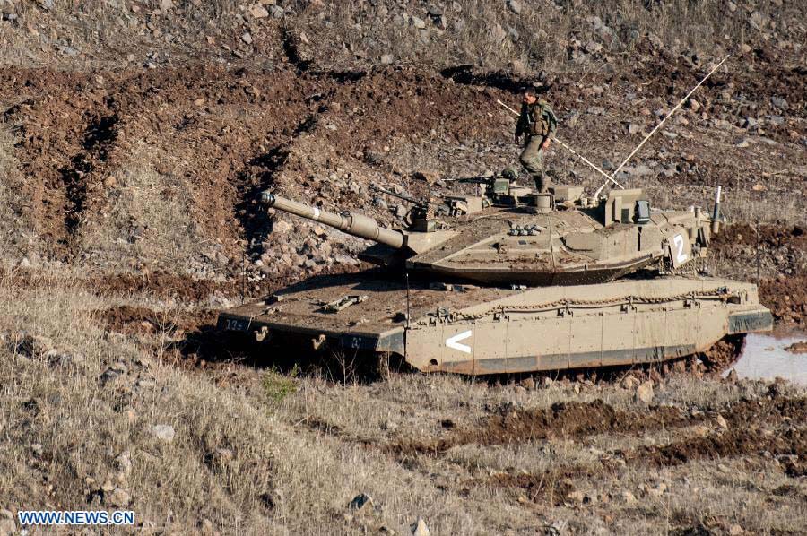 An Israeli tank manoeuvres close to the ceasefire line between Israel and Syria on the Israeli-occupied Golan Heights on Nov. 13, 2012. (Xinhua/Jini)