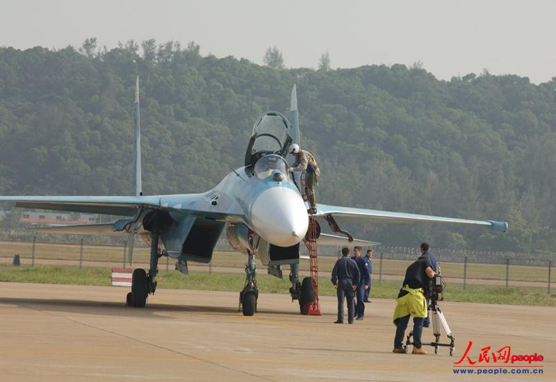 The Russian Knights aerobatic demonstration team of the Russian Air Force gives spectacular performances with five Sukhoi Su-27 fighters on November 12 in Zhuhai city in south China’s Guangdong province. (People’s Daily Online/ Yan Jiaqi)