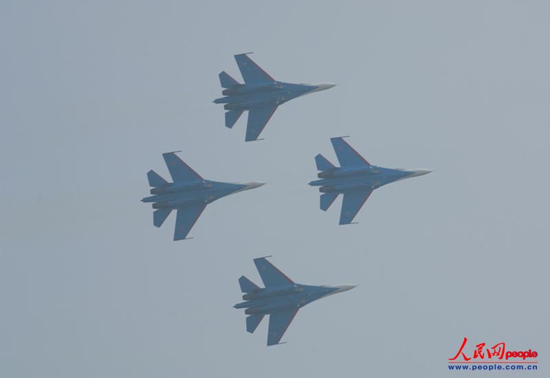 The Russian Knights aerobatic demonstration team of the Russian Air Force gives spectacular performances with five Sukhoi Su-27 fighters on November 12 in Zhuhai city in south China’s Guangdong province. (People’s Daily Online/ Yan Jiaqi)