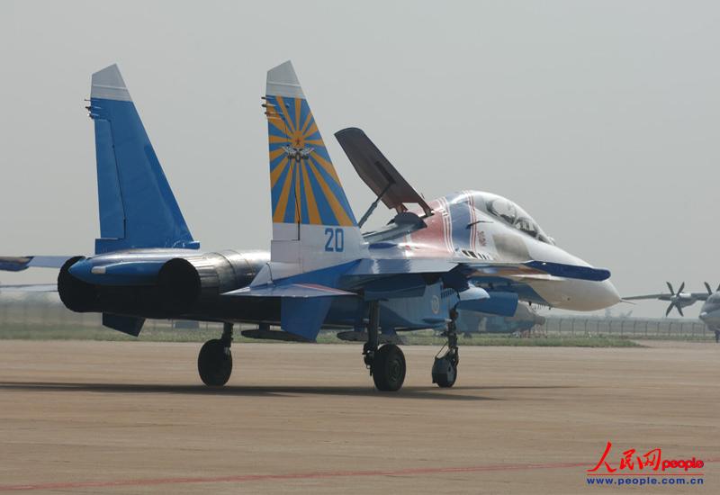 The Russian Knights aerobatic demonstration team of the Russian Air Force gives spectacular performances with five Sukhoi Su-27 fighters on November 12 in Zhuhai city in south China’s Guangdong province. (People’s Daily Online/ Yan Jiaqi)