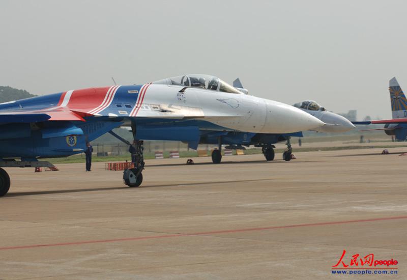 The Russian Knights aerobatic demonstration team of the Russian Air Force gives spectacular performances with five Sukhoi Su-27 fighters on November 12 in Zhuhai city in south China’s Guangdong province. (People’s Daily Online/ Yan Jiaqi)