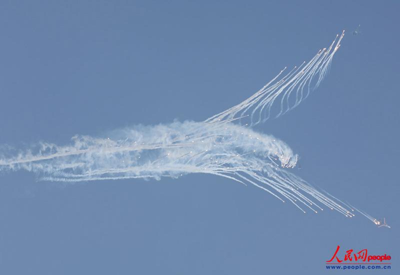 The Russian Knights aerobatic demonstration team of the Russian Air Force gives spectacular performances with five Sukhoi Su-27 fighters on November 12 in Zhuhai city in south China’s Guangdong province. (People’s Daily Online/ Yan Jiaqi)