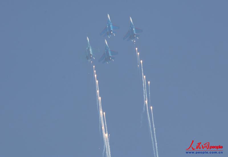 The Russian Knights aerobatic demonstration team of the Russian Air Force gives spectacular performances with five Sukhoi Su-27 fighters on November 12 in Zhuhai city in south China’s Guangdong province. (People’s Daily Online/ Yan Jiaqi)