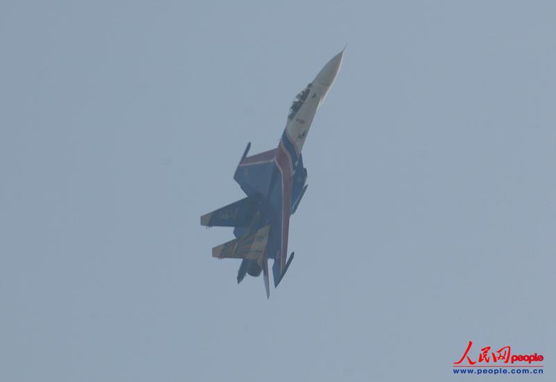 The Russian Knights aerobatic demonstration team of the Russian Air Force gives spectacular performances with five Sukhoi Su-27 fighters on November 12 in Zhuhai city in south China’s Guangdong province. (People’s Daily Online/ Yan Jiaqi)