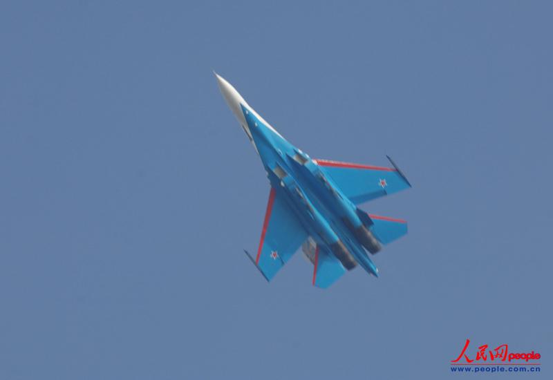 The Russian Knights aerobatic demonstration team of the Russian Air Force gives spectacular performances with five Sukhoi Su-27 fighters on November 12 in Zhuhai city in south China’s Guangdong province. (People’s Daily Online/ Yan Jiaqi)