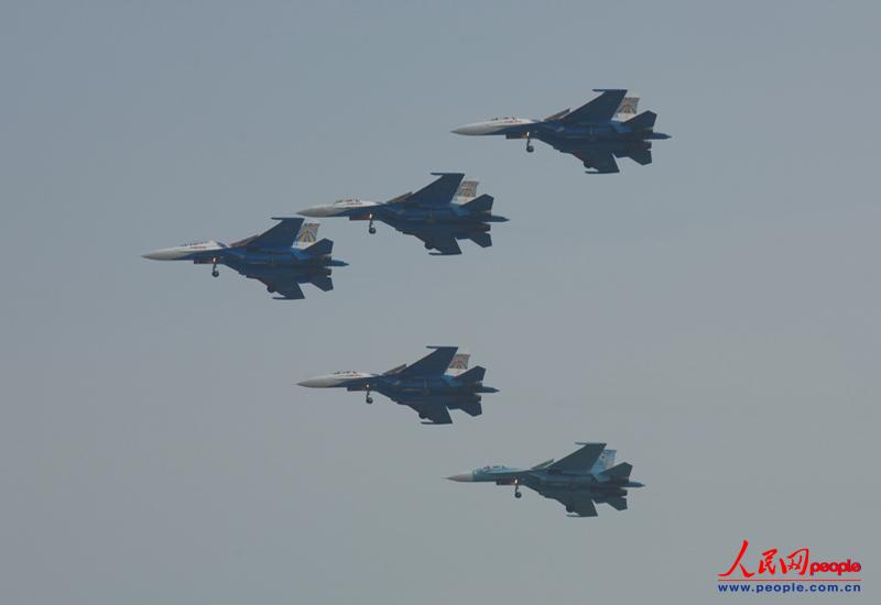 The Russian Knights aerobatic demonstration team of the Russian Air Force gives spectacular performances with five Sukhoi Su-27 fighters on November 12 in Zhuhai city in south China’s Guangdong province. (People’s Daily Online/ Yan Jiaqi)