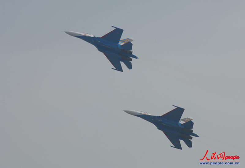 The Russian Knights aerobatic demonstration team of the Russian Air Force gives spectacular performances with five Sukhoi Su-27 fighters on November 12 in Zhuhai city in south China’s Guangdong province. (People’s Daily Online/ Yan Jiaqi)