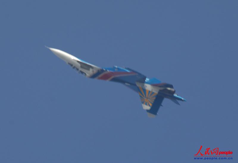 The Russian Knights aerobatic demonstration team of the Russian Air Force gives spectacular performances with five Sukhoi Su-27 fighters on November 12 in Zhuhai city in south China’s Guangdong province. (People’s Daily Online/ Yan Jiaqi)