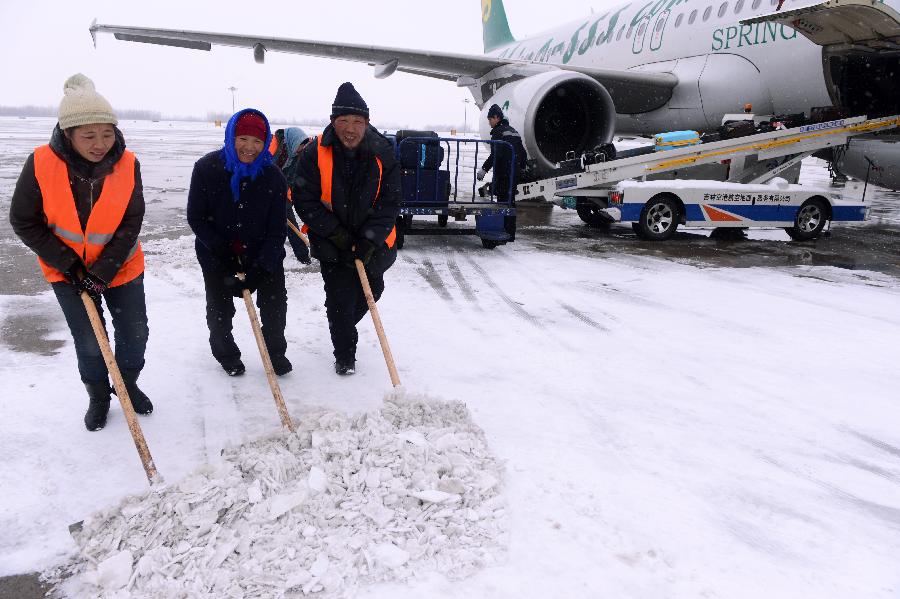 Workers clean snow in Changchun Longjia International Airport in Changchun, capital of northeast China's Jilin Province, Nov. 14, 2012. Most of flights departing from and arriving at the airport were not affected by the heavy snowstorm that precipitated from Sunday until Tuesday. (Xinhua/Lin Hong) 