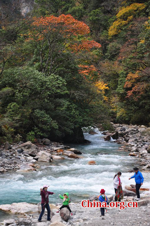 Located in Longdong Town, Baoxing County, Ya'an city, Sichuan province, Dongla Mountain Grand Canyon is one of the most famous attractions in Sichuan Province. The beautiful scenery of Dongla Mountain Grand Canyon in the early winter has attracted many tourists. (Photo by Chen Xiangzhao / China.org.cn)