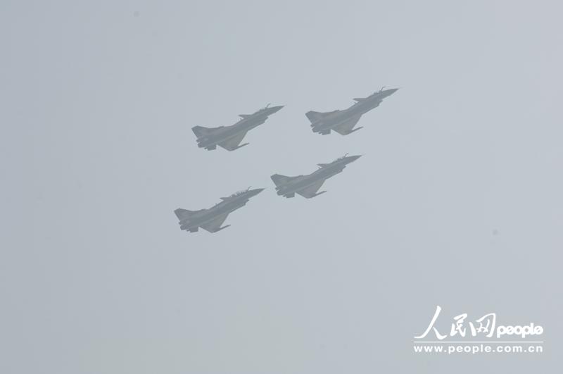 Several J-10 fighters from PLA Air Force perform at the opening ceremony of Airshow China 2012 on November 13 in Zhuhai in south China’s Guangdong province. Visitors highly praised the excellent piloting skill as well as the exceptional function of the jet fighters. (People’s Daily Online/ Yan Jiaqi)