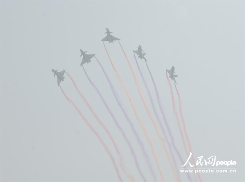 Several J-10 fighters from PLA Air Force perform at the opening ceremony of Airshow China 2012 on November 13 in Zhuhai in south China’s Guangdong province. Visitors highly praised the excellent piloting skill as well as the exceptional function of the jet fighters. (People’s Daily Online/ Yan Jiaqi)