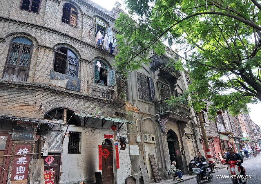 Photo taken on Nov. 14, 2012 shows the view of an old western-style house in Tating Road of Cangshan District in Fuzhou City, southeast China's Fujian Province. After the first Opium War in 1840, Fuzhou was forced to be opened as a foreign trade port. Nowadays, many western old buildings are still preserved in Fuzhou City. (Xinhua/Lin Shanchuan) 