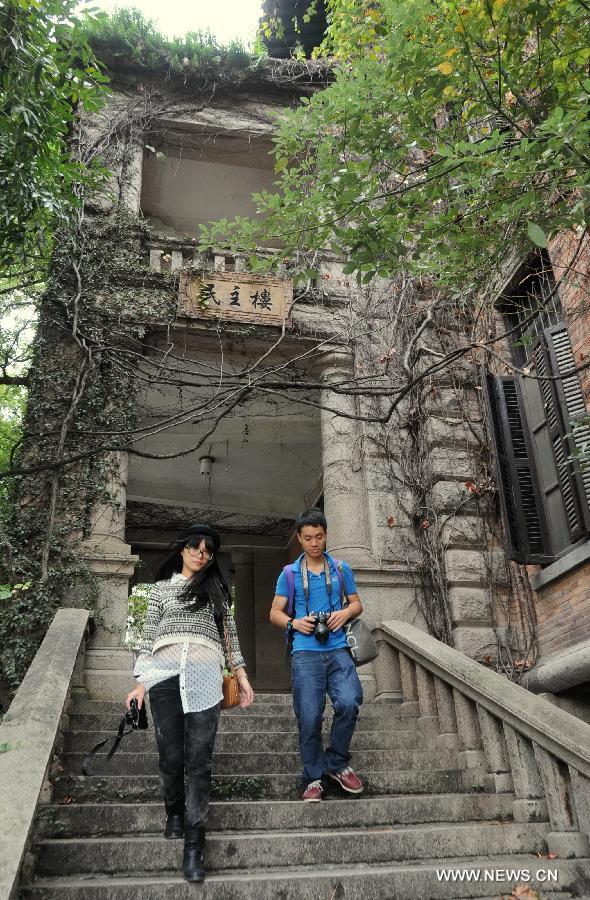 Tourists visit the former site of Hwa Nan College in Fuzhou City, southeast China's Fujian Province, Nov. 14, 2012. After the first Opium War in 1840, Fuzhou was forced to be opened as a foreign trade port. Nowadays, many western old buildings are still preserved in Fuzhou City. (Xinhua/Lin Shanchuan) 