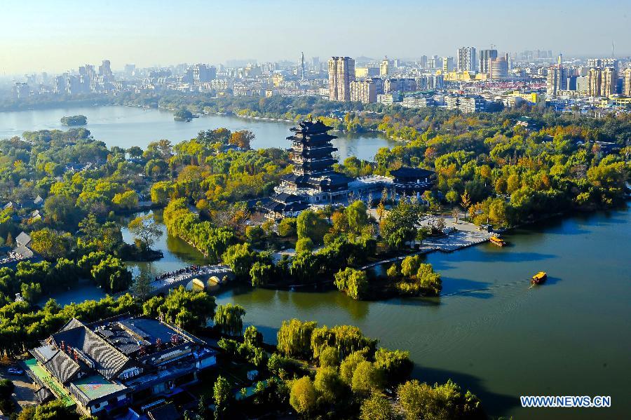 Photo taken on Nov. 14, 2012 shows the scenery of Daming Lake, a scenic spot in Jinan, capital of east China's Shandong Province. (Xinhua/Guo Xulei)