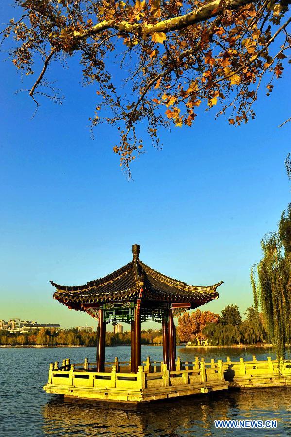 Photo taken on Nov. 14, 2012 shows the scenery of Daming Lake, a scenic spot in Jinan, capital of east China's Shandong Province. (Xinhua/Guo Xulei)