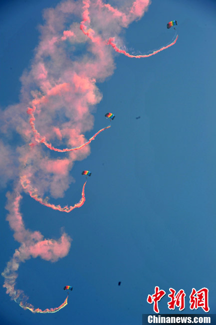 Photo taken on Nov. 13, shows paratroopers of the Bayi Parachute Team of PLA Air Force staging a fascinating skydiving performance at Airshow China 2012, in south China’s Zhuhai. (Chinanews.com/Ke Xiaojun) 