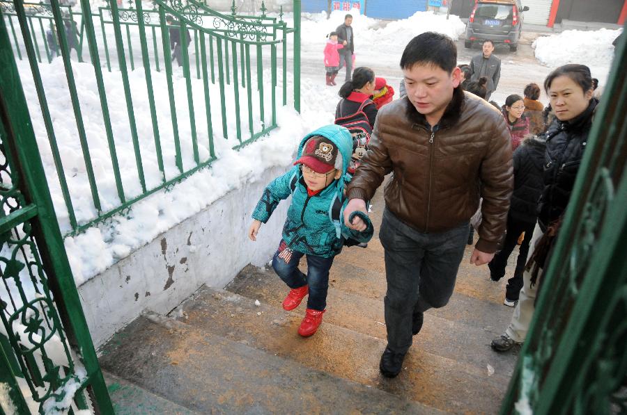 Children go to school in Hegang, northeast China's Heilongjiang Province, Nov. 15, 2012. Students in primary and middle schools in Hegang were back to class on Thursday after two to three days' break which resulted from the heavy snowstorm that hit the city since last Sunday. (Xinhua/Wang Kai) 