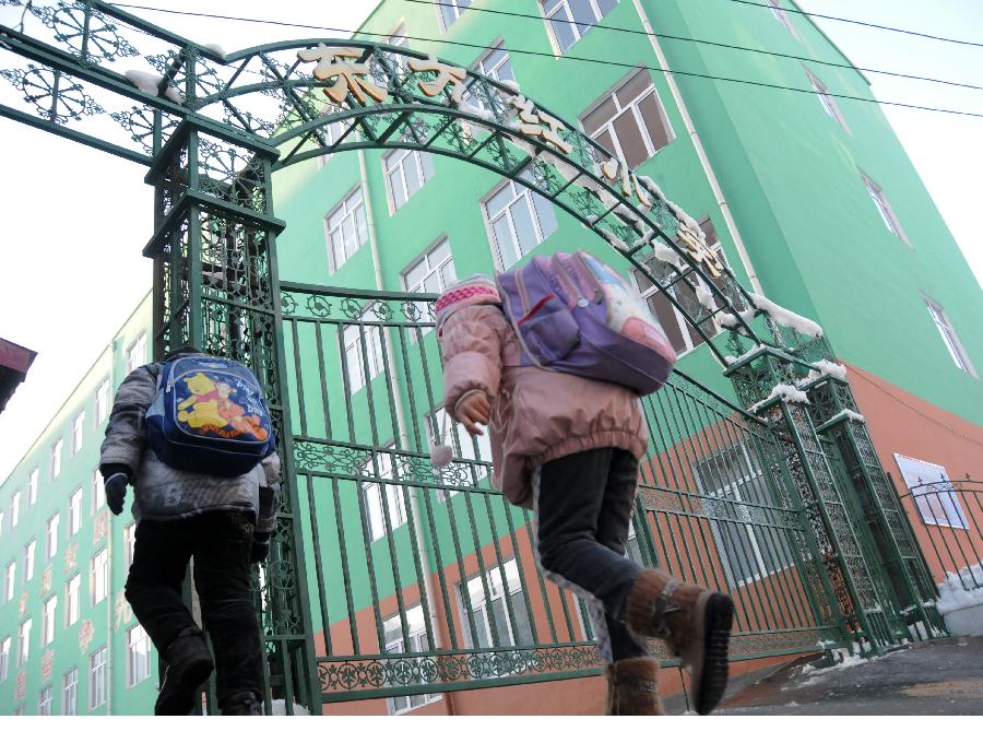 Students arrive at school for classes in Hegang, northeast China's Heilongjiang Province, Nov. 15, 2012. Students in primary and middle schools in Hegang were back to class on Thursday after two to three days' break which resulted from the heavy snowstorm that hit the city since last Sunday. (Xinhua/Wang Kai) 