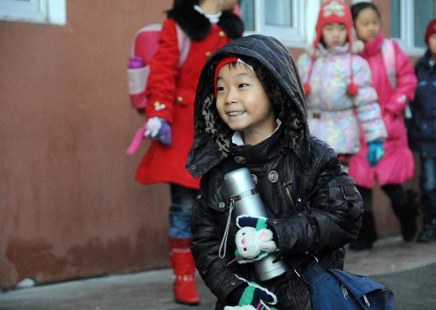 Students arrive at school for classes in Hegang, northeast China's Heilongjiang Province, Nov. 15, 2012. Students in primary and middle schools in Hegang were back to class on Thursday after two to three days' break which resulted from the heavy snowstorm that hit the city since last Sunday. (Xinhua/Wang Kai) 