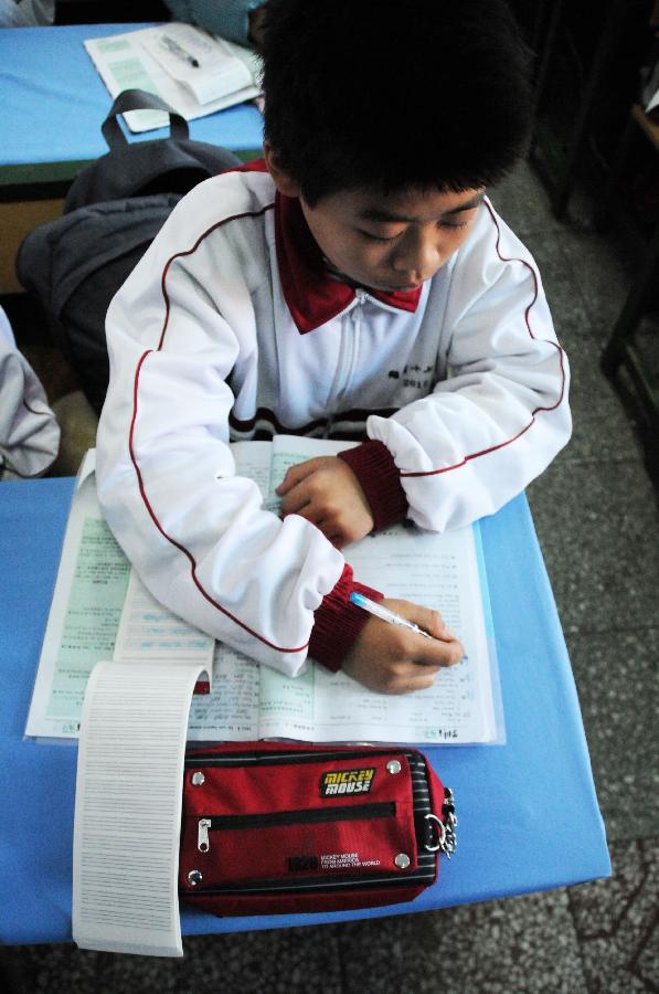 A student takes English class at a middle school in Hegang, northeast China's Heilongjiang Province, Nov. 15, 2012. Students in primary and middle schools in Hegang were back to class on Thursday after two to three days' break which resulted from the heavy snowstorm that hit the city since last Sunday. (Xinhua/Wang Kai) 