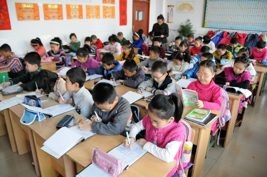 Students have class at a primary school in Hegang, northeast China's Heilongjiang Province, Nov. 15, 2012. Students in primary and middle schools in Hegang were back to class on Thursday after two to three days' break which resulted from the heavy snowstorm that hit the city since last Sunday. (Xinhua/Wang Kai) 