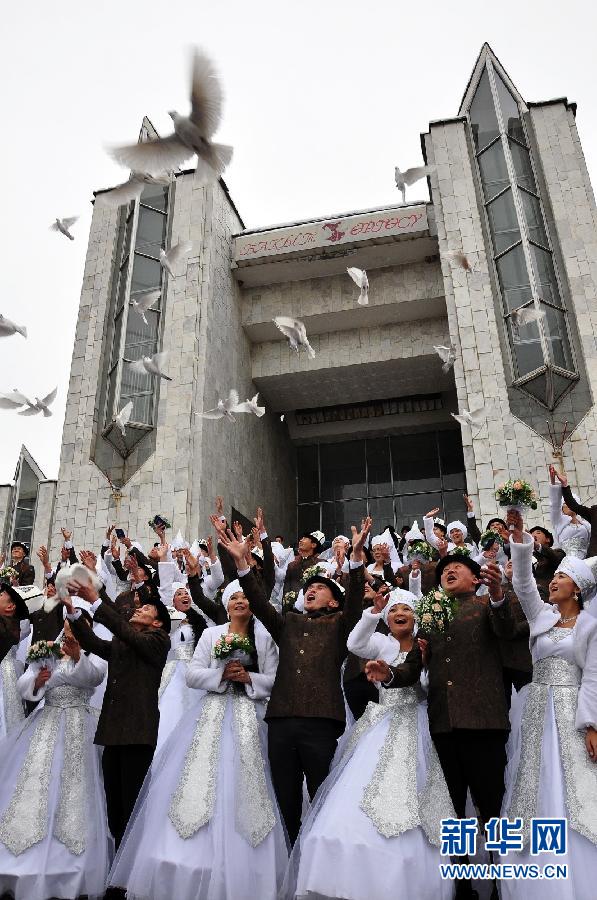 Kyrgyz couples take part in a mass wedding ceremony in the capital Bishkek on November 13, 2012. Thirty-five couples took part in the mass wedding sponsored by a state company in Kyrgyzstan. (Xinhua/Luo Man)