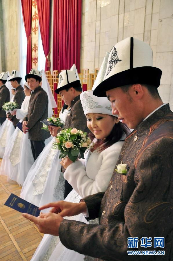 Kyrgyz couples take part in a mass wedding ceremony in the capital Bishkek on November 13, 2012. Thirty-five couples took part in the mass wedding sponsored by a state company in Kyrgyzstan. (Xinhua/Luo Man)