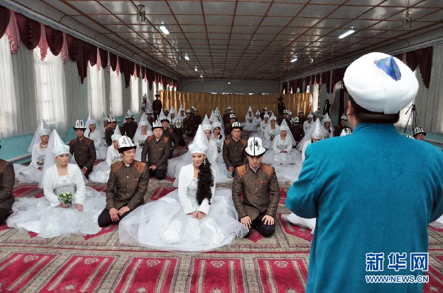 Kyrgyz couples take part in a mass wedding ceremony in the capital Bishkek on November 13, 2012. Thirty-five couples took part in the mass wedding sponsored by a state company in Kyrgyzstan. (Xinhua/Luo Man)