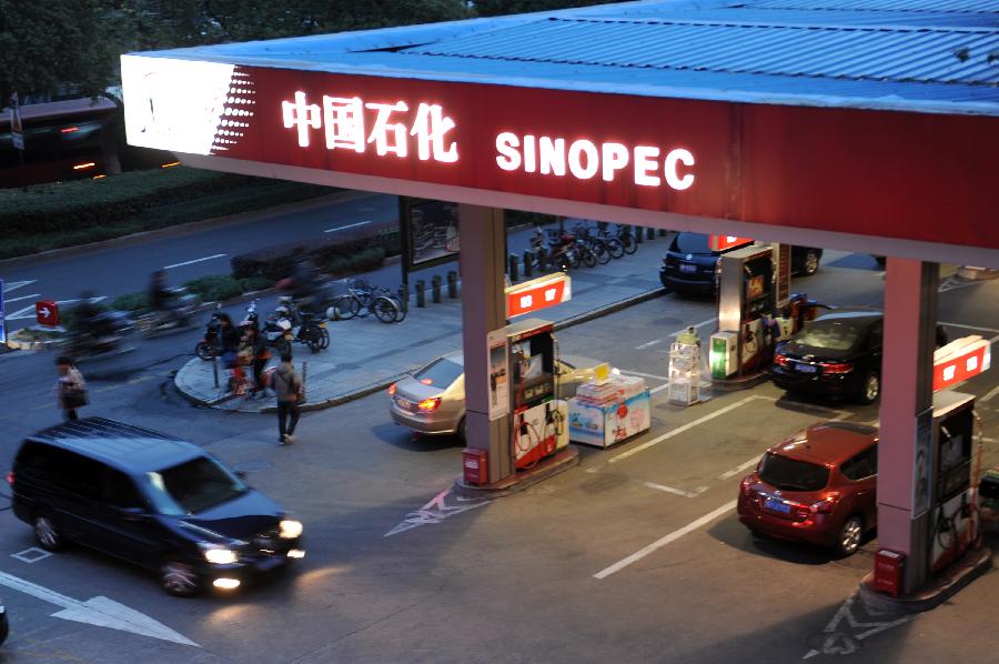 Vehicles stop by a gas station for gasoline in Hangzhou, capital of east China's Zhejiang Province, Nov. 15, 2012. China will cut the retail prices of gasoline by 310 yuan (49.2 U.S. dollars) and diesel by 300 yuan per tonne starting from Friday, the National Development and Reform Commission (NDRC), the country's top economic planner, said Thursday. (Xinhua/Huang Zongzhi)