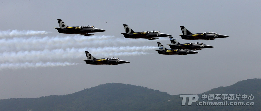 Photo shows the unique performance made by Breitling Jet Team during the 9th China International Aviation and Aerospace Exhibition which kicked off on November 12 in Zhuhai, Guangdong province. (China Military Online/ Qiao Tianfu)