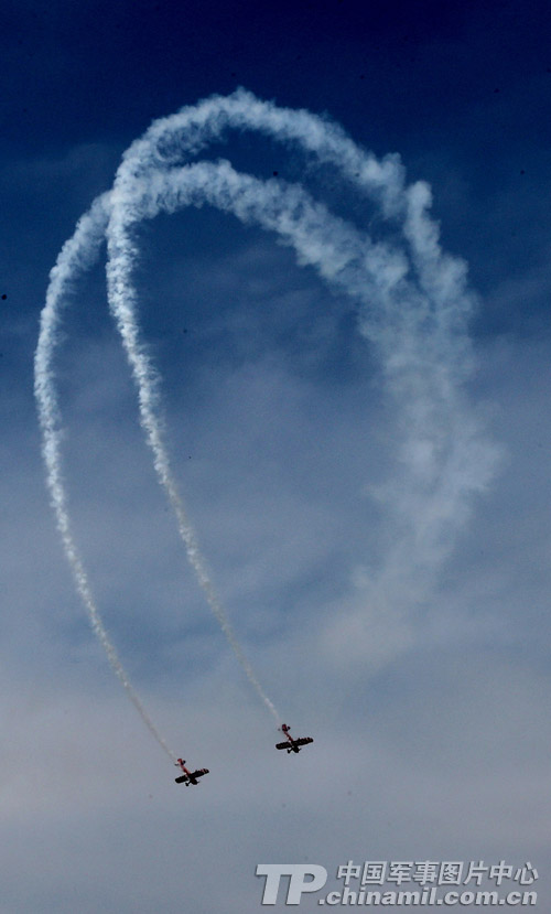 Photo shows the unique performance made by Breitling Jet Team during the 9th China International Aviation and Aerospace Exhibition which kicked off on November 12 in Zhuhai, Guangdong province. (China Military Online/ Qiao Tianfu)