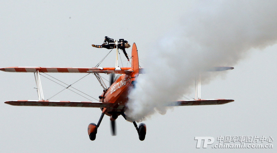 Photo shows the unique performance made by Breitling Jet Team during the 9th China International Aviation and Aerospace Exhibition which kicked off on November 12 in Zhuhai, Guangdong province. (China Military Online/ Qiao Tianfu)