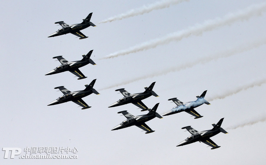 Photo shows the unique performance made by Breitling Jet Team during the 9th China International Aviation and Aerospace Exhibition which kicked off on November 12 in Zhuhai, Guangdong province. (China Military Online/ Qiao Tianfu)