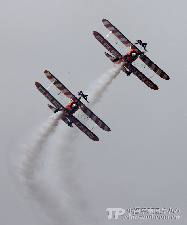 Photo shows the unique performance made by Breitling Jet Team during the 9th China International Aviation and Aerospace Exhibition which kicked off on November 12 in Zhuhai, Guangdong province. (China Military Online/ Qiao Tianfu)