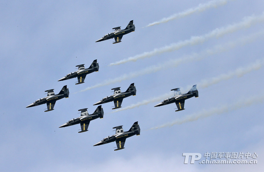 Photo shows the unique performance made by Breitling Jet Team during the 9th China International Aviation and Aerospace Exhibition which kicked off on November 12 in Zhuhai, Guangdong province. (China Military Online/ Qiao Tianfu)