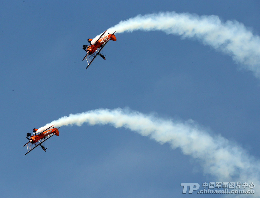 Photo shows the unique performance made by Breitling Jet Team during the 9th China International Aviation and Aerospace Exhibition which kicked off on November 12 in Zhuhai, Guangdong province. (China Military Online/ Qiao Tianfu)