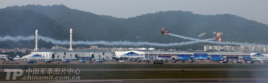 Photo shows the unique performance made by Breitling Jet Team during the 9th China International Aviation and Aerospace Exhibition which kicked off on November 12 in Zhuhai, Guangdong province. (China Military Online/ Qiao Tianfu)