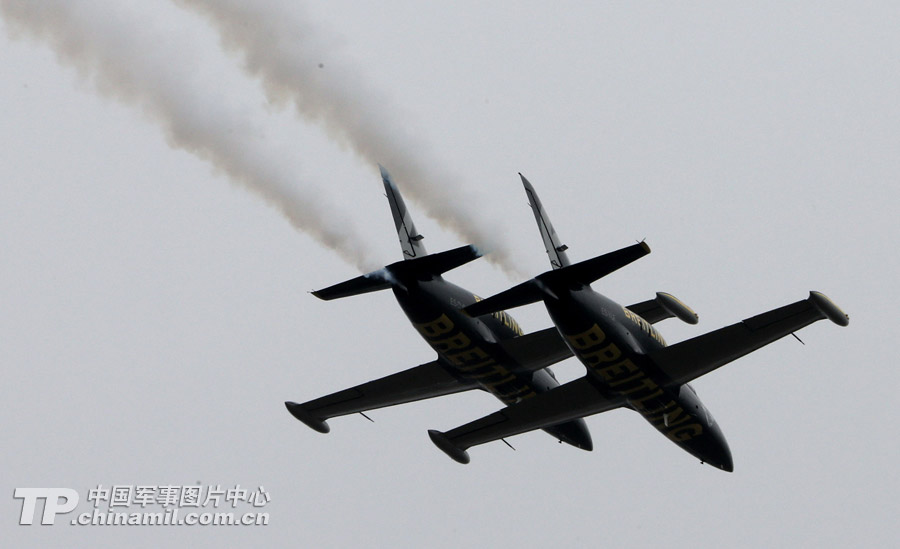 Photo shows the unique performance made by Breitling Jet Team during the 9th China International Aviation and Aerospace Exhibition which kicked off on November 12 in Zhuhai, Guangdong province. (China Military Online/ Qiao Tianfu)