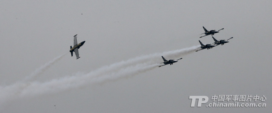 Photo shows the unique performance made by Breitling Jet Team during the 9th China International Aviation and Aerospace Exhibition which kicked off on November 12 in Zhuhai, Guangdong province. (China Military Online/ Qiao Tianfu)