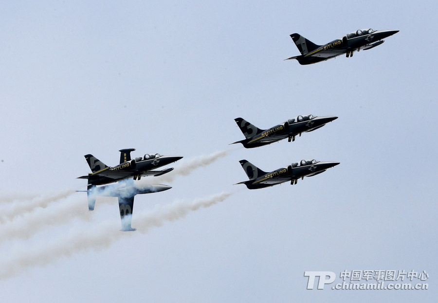 Photo shows the unique performance made by Breitling Jet Team during the 9th China International Aviation and Aerospace Exhibition which kicked off on November 12 in Zhuhai, Guangdong province. (China Military Online/ Qiao Tianfu)