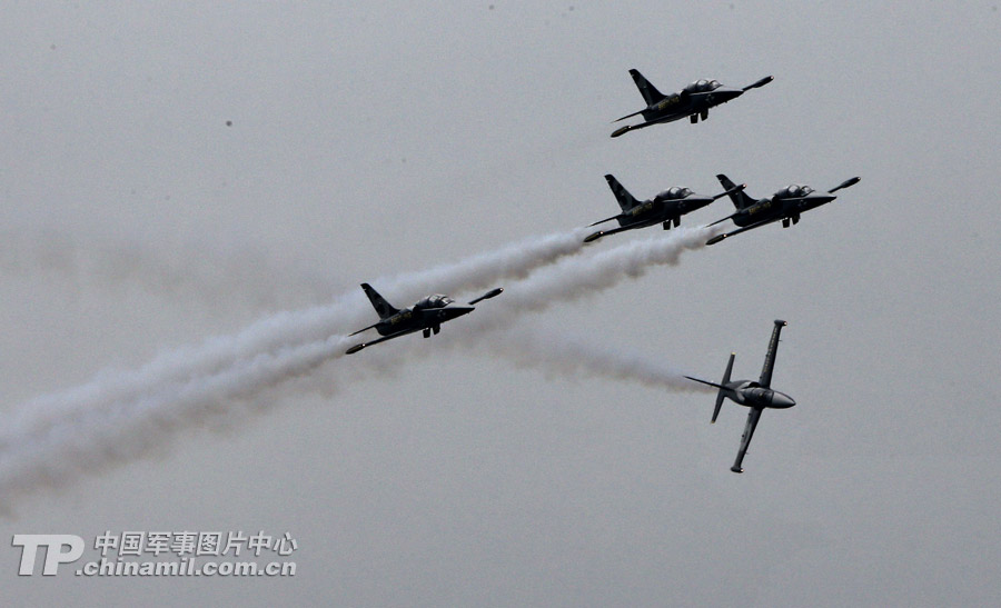 Photo shows the unique performance made by Breitling Jet Team during the 9th China International Aviation and Aerospace Exhibition which kicked off on November 12 in Zhuhai, Guangdong province. (China Military Online/ Qiao Tianfu)