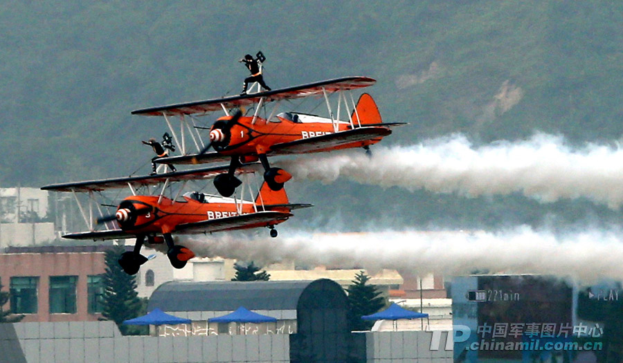 Photo shows the unique performance made by Breitling Jet Team during the 9th China International Aviation and Aerospace Exhibition which kicked off on November 12 in Zhuhai, Guangdong province. (China Military Online/ Qiao Tianfu)