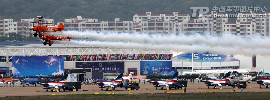 Photo shows the unique performance made by Breitling Jet Team during the 9th China International Aviation and Aerospace Exhibition which kicked off on November 12 in Zhuhai, Guangdong province. (China Military Online/ Qiao Tianfu)