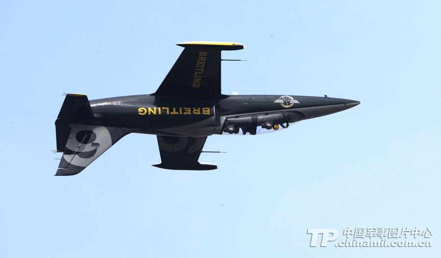 Photo shows the unique performance made by Breitling Jet Team during the 9th China International Aviation and Aerospace Exhibition which kicked off on November 12 in Zhuhai, Guangdong province. (China Military Online/ Qiao Tianfu)