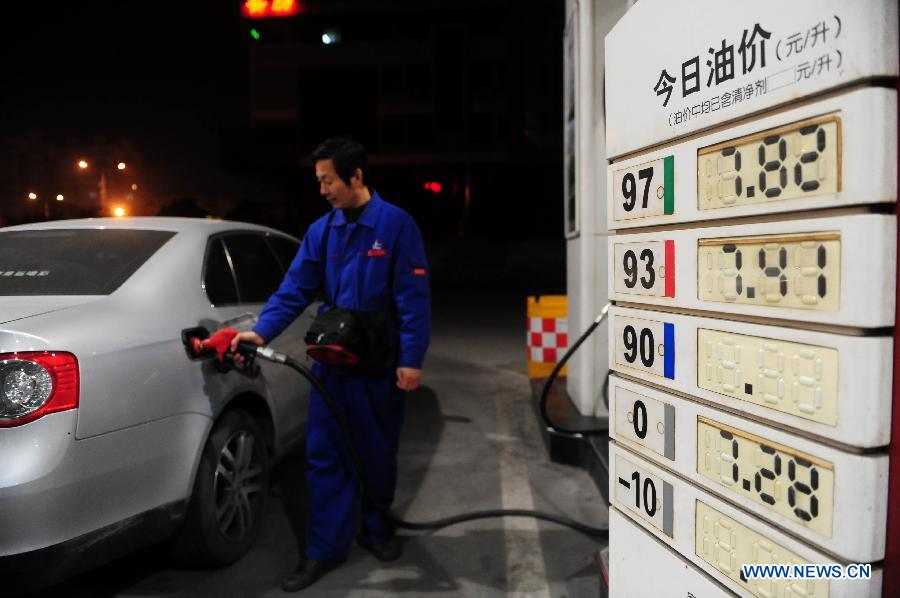 A worker fuels a car at a gas station in Yangzhou City, east China's Jiangsu Province, Nov. 16, 2012. China cut the retail prices of gasoline by 310 yuan (49.2 U.S. dollars) and diesel by 300 yuan per tonne starting from Friday. The move, following two consecutive rises, was the fourth such cut this year. It was made in response to recent crude price fluctuations on the global market, according to the National Development and Reform Commission (NDRC), the country's top economic planner. (Xinhua/Dong Hui)