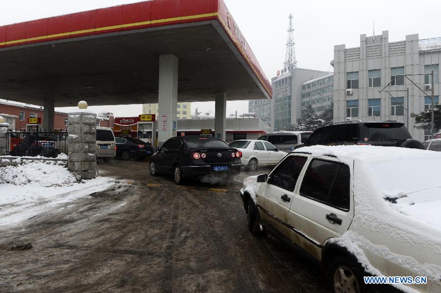 Vehicles wait to be fueled at a gas station in Changchun, capital of northeast China's Jilin Province, Nov. 16, 2012. China cut the retail prices of gasoline by 310 yuan (49.2 U.S. dollars) and diesel by 300 yuan per tonne starting from Friday. The move, following two consecutive rises, was the fourth such cut this year. It was made in response to recent crude price fluctuations on the global market, according to the National Development and Reform Commission (NDRC), the country's top economic planner. (Xinhua/Lin Hong)