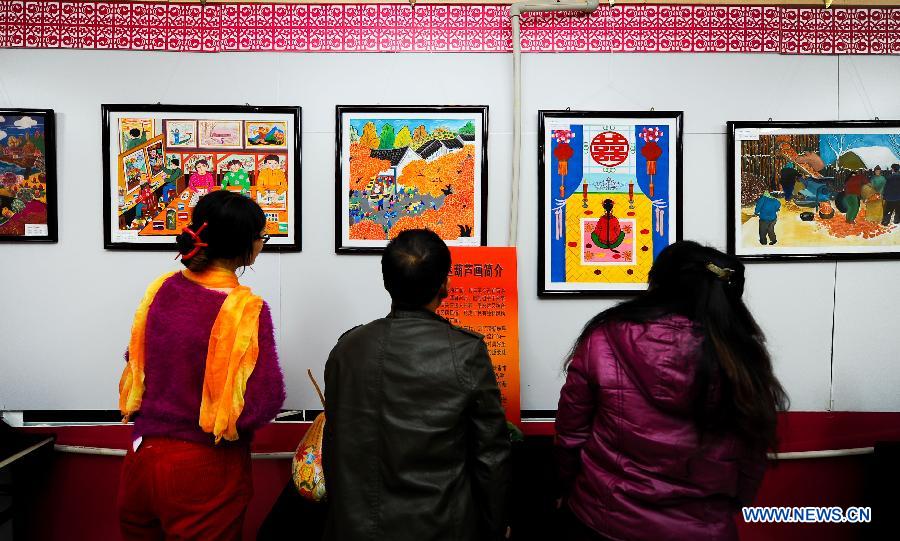 Visitors view artworks presented during an exhibition on the folk painting in Changchun, capital city of northeast China's Jilin Province, Nov. 16, 2012. (Xinhua/Xu Chang) 