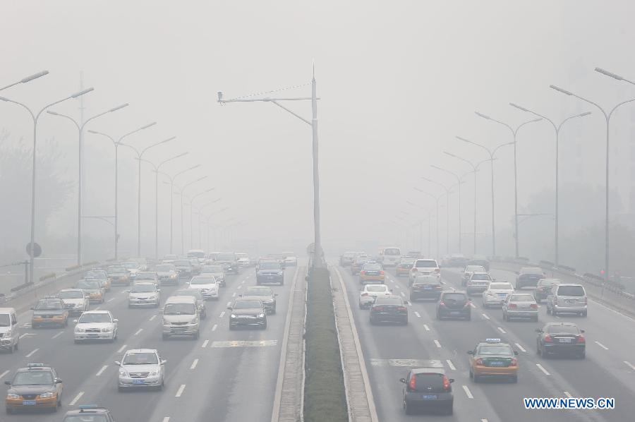 Vehicles move on the fog-shrouded North Fourth Ring Road in Beijing, capital of Chna, Nov. 16, 2012. A fog hit the capital city on Friday. (Xinhua/Wang Shen) 