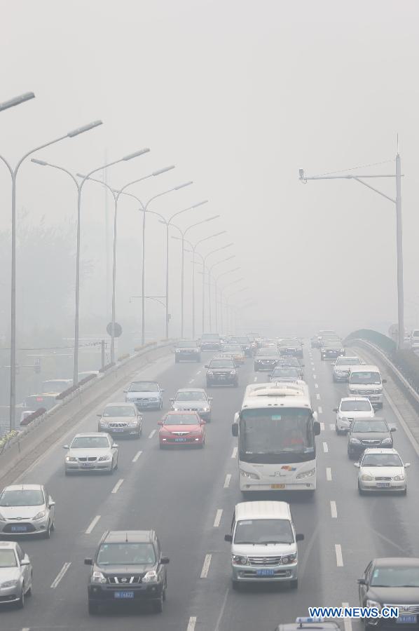 Vehicles move on the fog-shrouded North Fourth Ring Road in Beijing, capital of Chna, Nov. 16, 2012. A fog hit the capital city on Friday. (Xinhua/Wang Shen) 